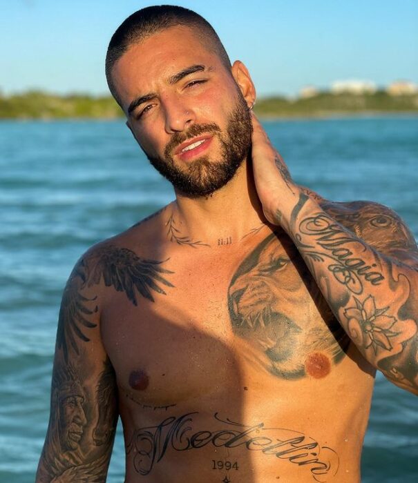 Maluma tomando el sol mientras está en la playa 