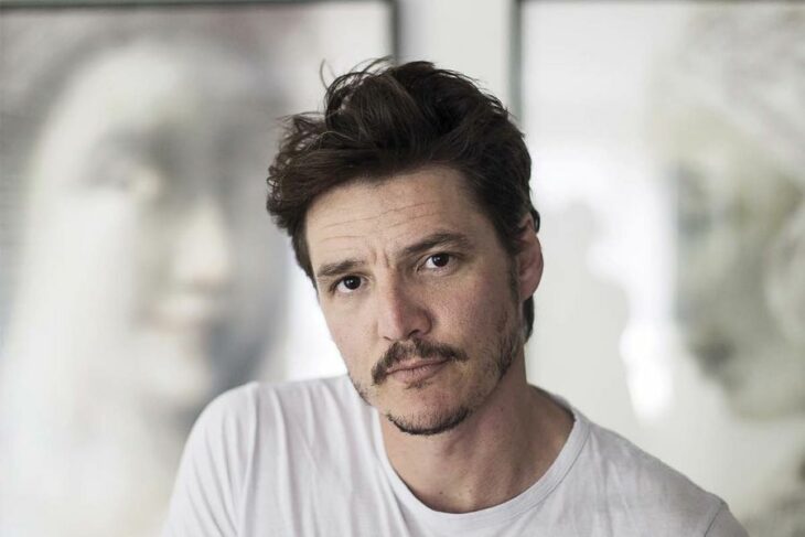 Pedro pascal posando y sonriendo para una fotografía 