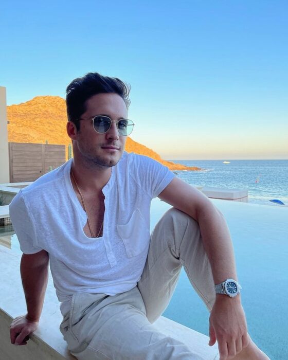 Diego Boneta sentado en el balcón de un hotel 