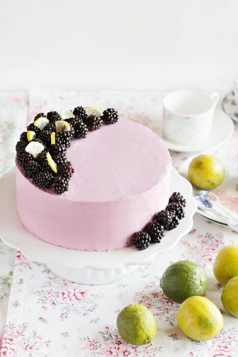 Pastel de crema batida ;18 Hermosos pasteles de moras que querrás presumir en Instagram