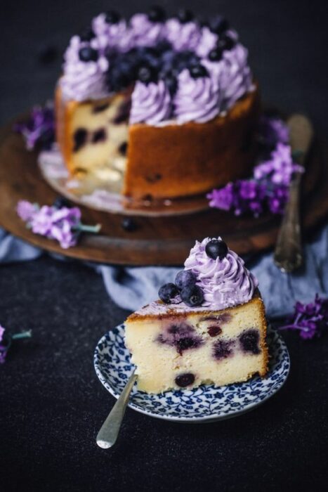 Panque de vainilla con moras y betún ;18 Hermosos pasteles de moras que querrás presumir en Instagram