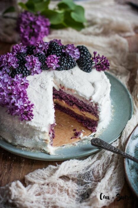 Pastel con crema de coco ;18 Hermosos pasteles de moras que querrás presumir en Instagram