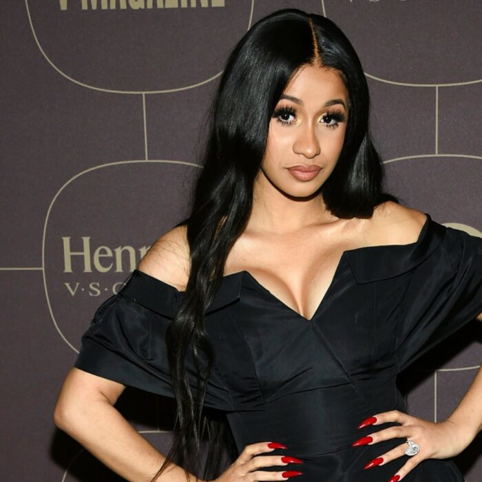 Cardi B posando en una alfombra roja para una sesión de fotos 