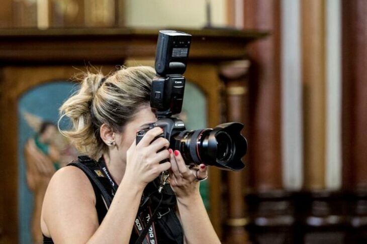 Fotógrafa tomando una foto en una iglesia 