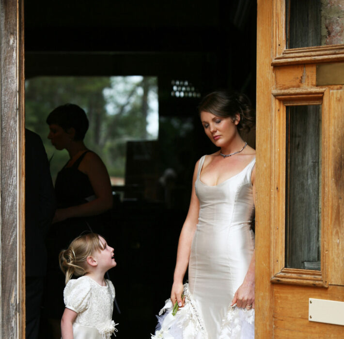 Niña de las flores viendo a la novia 