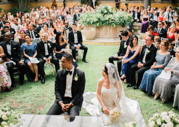 Novios sentados frente al altar 