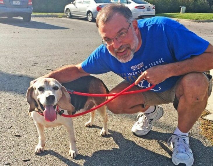 Hombre abrazando a un perro; Hombre abre un asilo para perrito ancianos que fueron abandonados