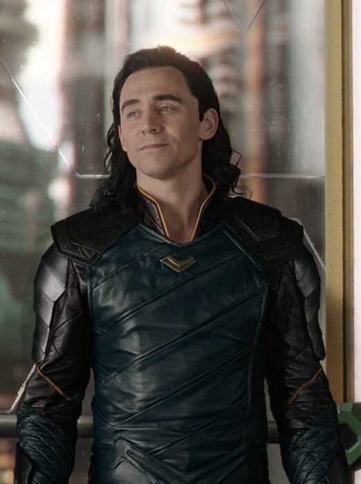 Loki de Marvel sonriendo sarcásticamente 