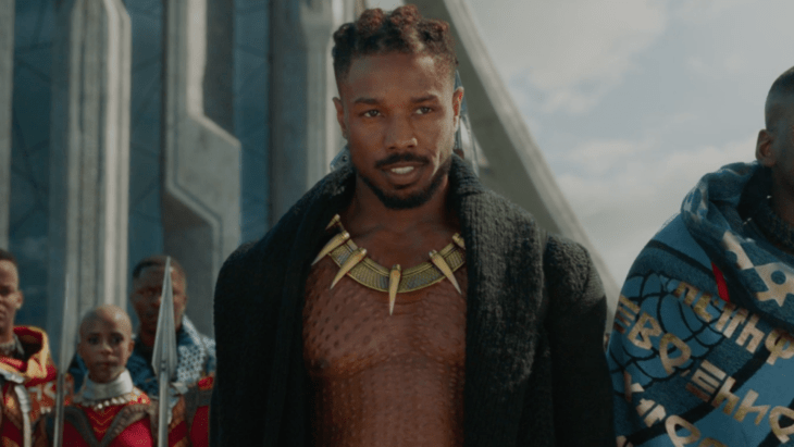 Erik Killmonger usando un traje y collar de wakanda