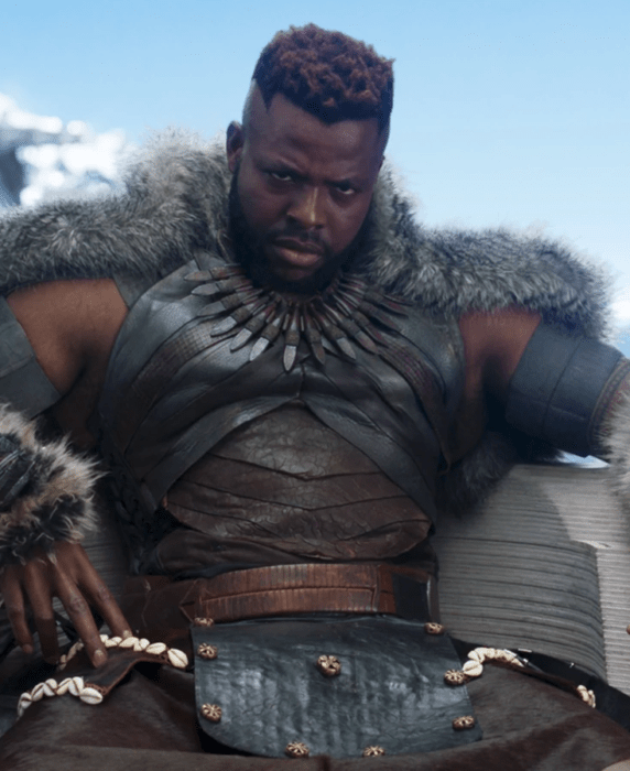 M'Baku sentado en su trono desde wakanda 