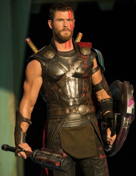 Chris Hemsworth usando el traje y escudo de Thor 