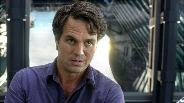 Mark Ruffalo mirando fijamente antes de convertirse en Hulk