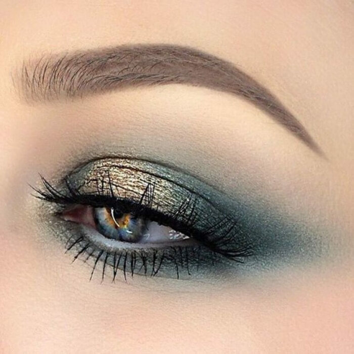 Chica con un maquillaje smookey eye en diferentes colores 