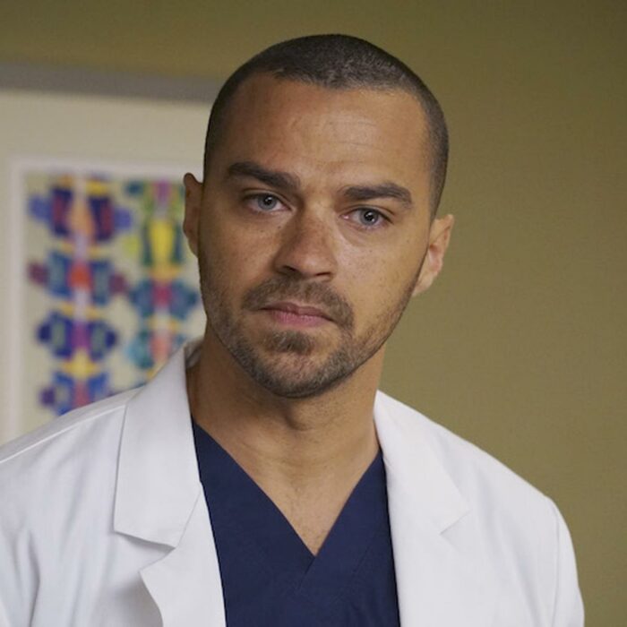 Jesse Williams en una escena de Grey's Anatomy usando una bata 