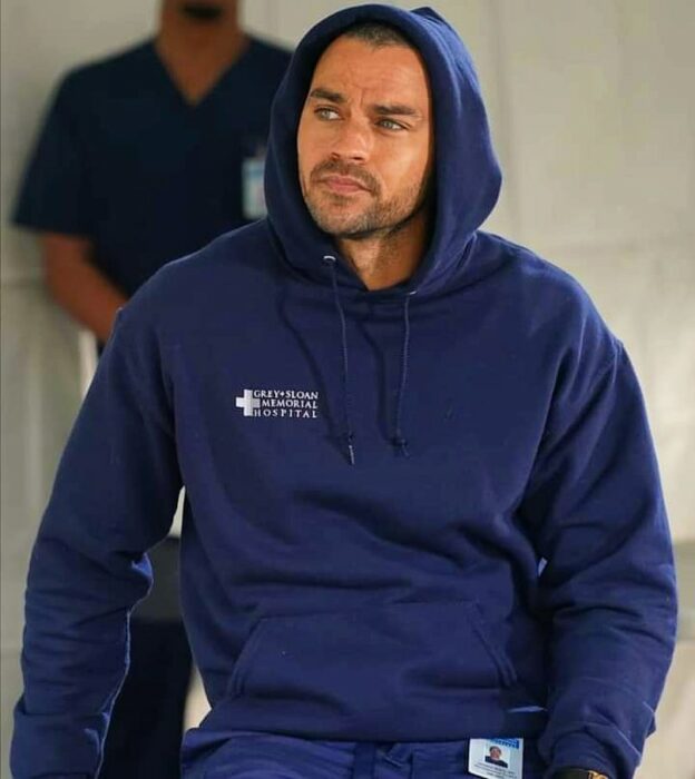 Jesse Williams usando una sudadera durante una escena de Greys Anatomy