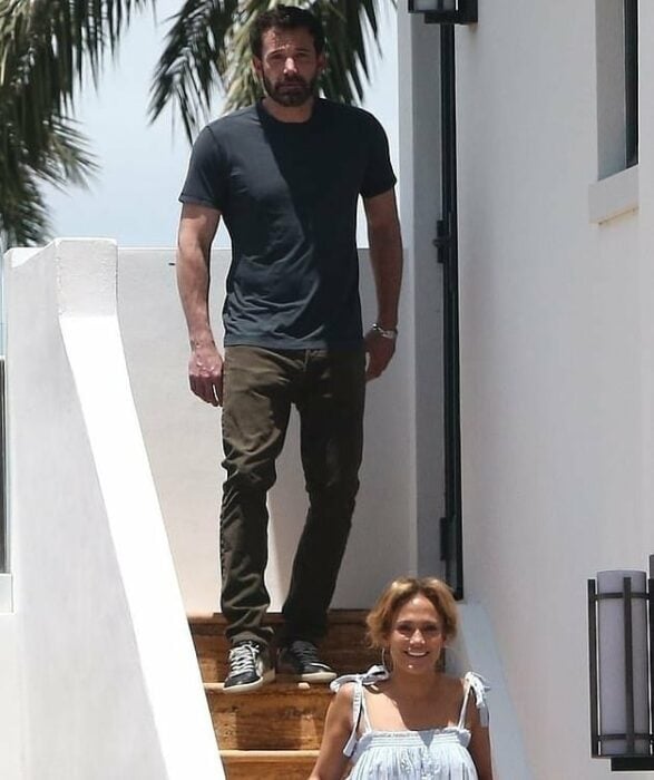 Jennifer Lopez sonriendo mientras le enseña su casa a Ben Affleck