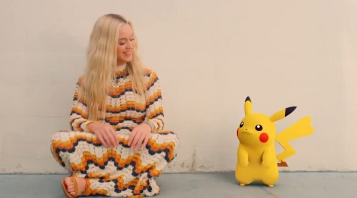 Katy Perry sentada junto a una animación de Pikachu 