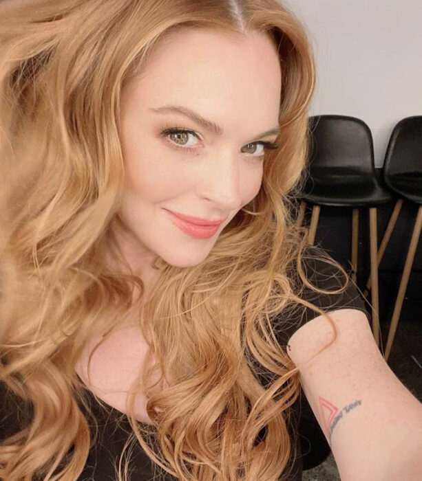 Lindsay Lohan tomando una selfie de sí misma; Lindsay Lohan regresa a la actuación en una nueva producción de Netflix
