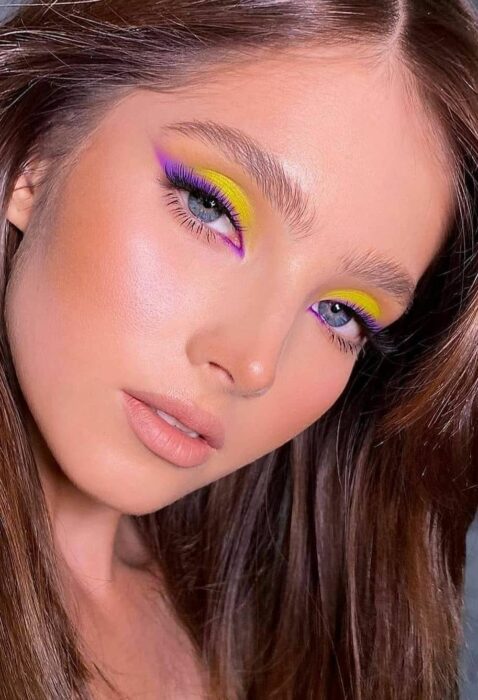 Chica con un maquillaje de diferentes colores estilo Barbie 