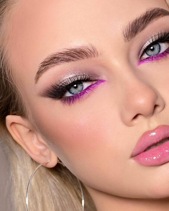 Chica con un maquillaje de diferentes colores estilo Barbie 