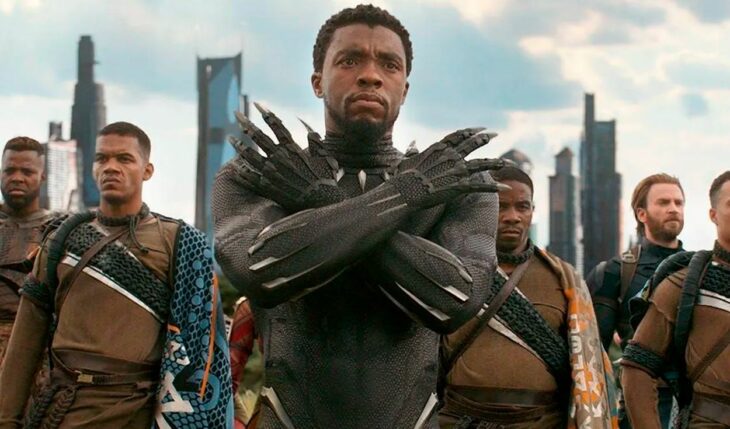 Escena de Black Panther, Chadwick Bosheman cruzando los brazos; Marvel confirma fecha de estreno y título para 'Black Panther 2'