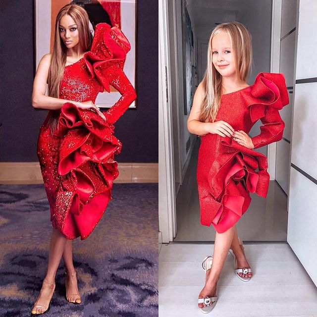 Fotos de Niña de 6 años pelo rubio, vestido rojo con lunares