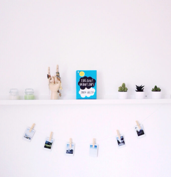 Decoración con fotos instax pegadas a la pared y acompañadas con luces 