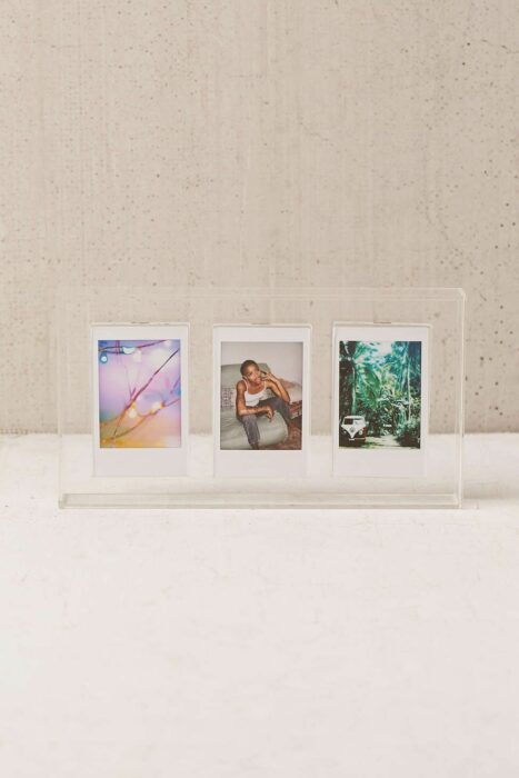 Decoración con fotos instax pegadas a la pared y acompañadas con luces