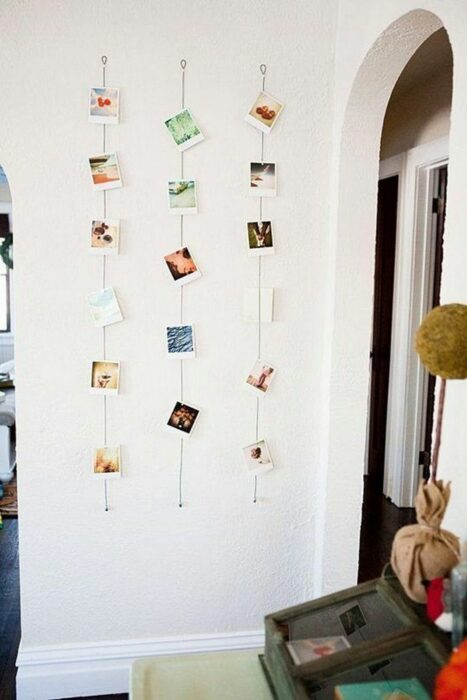 Decoración con fotos instax pegadas a la pared y acompañadas con luces