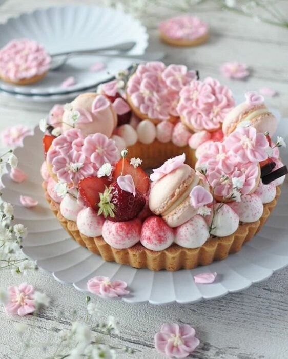 Roca pastelera con fresas y macarrones  ;15 Pasteles aesthetic para presumir en tu cumpleaños