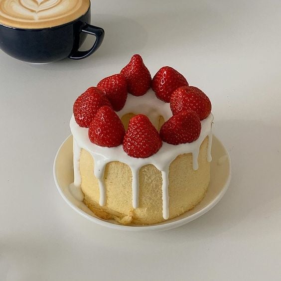 Pastel miniatura con fresas y crema ;15 Pasteles aesthetic para presumir en tu cumpleaños