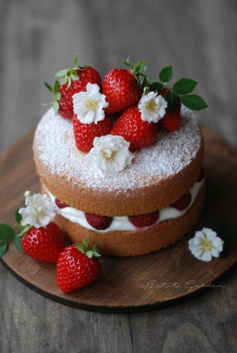 Pastel con relleno de fresas y crema ;15 Pasteles aesthetic para presumir en tu cumpleaños