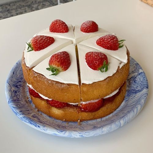 Pastel con fresas y crema pastelera;15 Pasteles aesthetic para presumir en tu cumpleaños