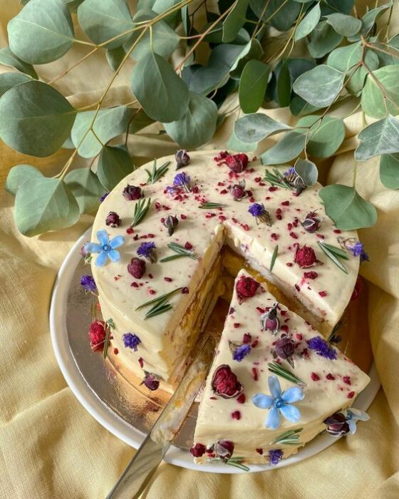 Pastel de crema con flores miniatura ;15 Pasteles aesthetic para presumir en tu cumpleaños