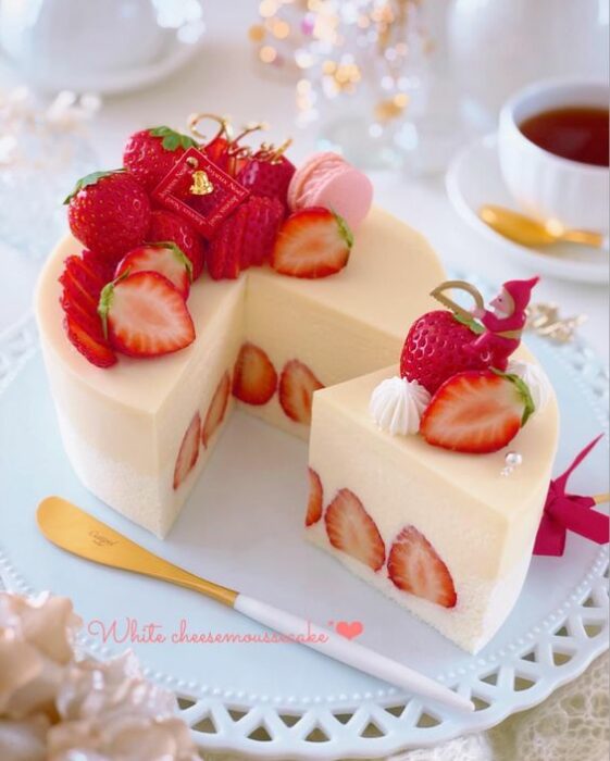 Pastel estilo mochi con fresas;15 Pasteles aesthetic para presumir en tu cumpleaños