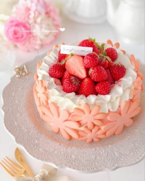 pastel de fresas con crocante de galletas ;15 Pasteles aesthetic para presumir en tu cumpleaños