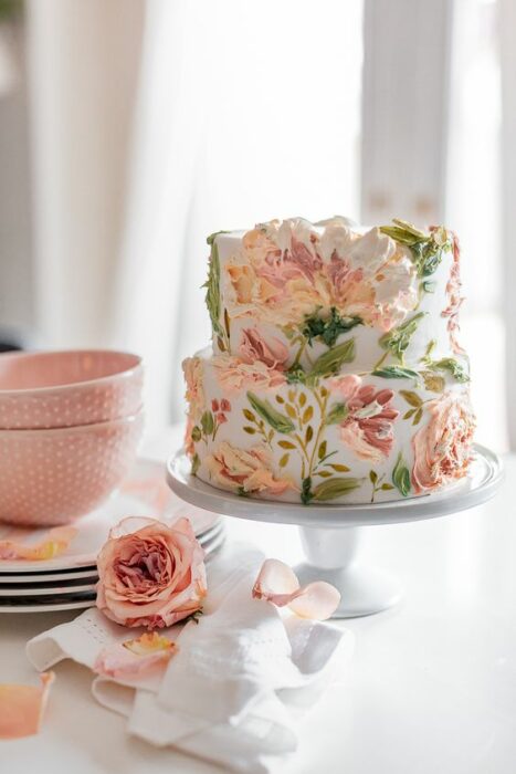 tarta blanca con flores decorativas ;15 Pasteles para demostrarle a mamá cuanto la amas