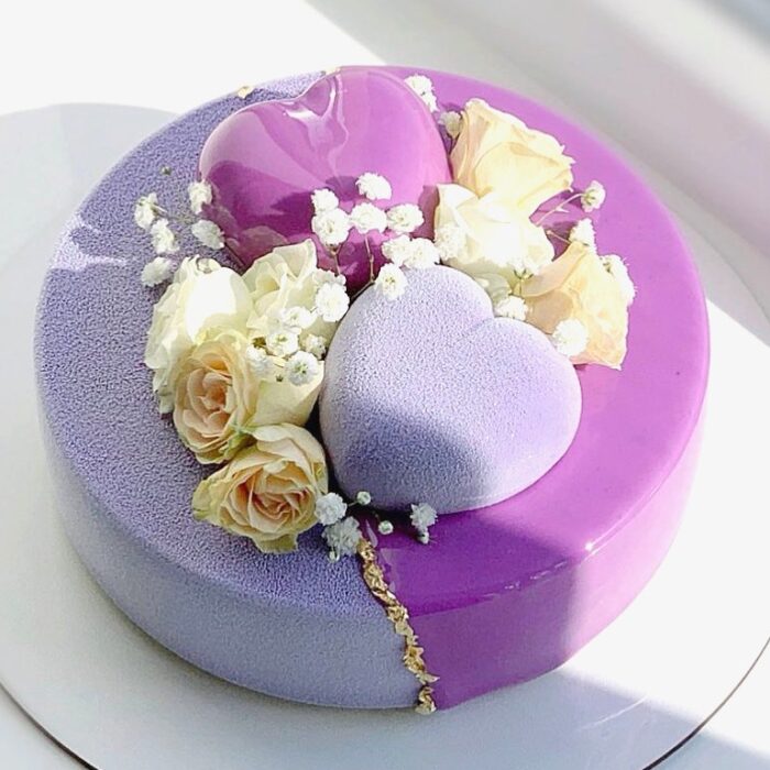 pastel con corazones de azúcar y glaseado morado y lila ;17 Hermosos pasteles glaseados que te conquistarán a primera vista