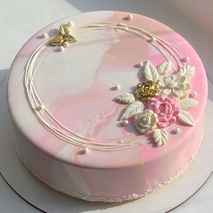 Pastel de fresa con flores blancas ;17 Hermosos pasteles glaseados que te conquistarán a primera vista