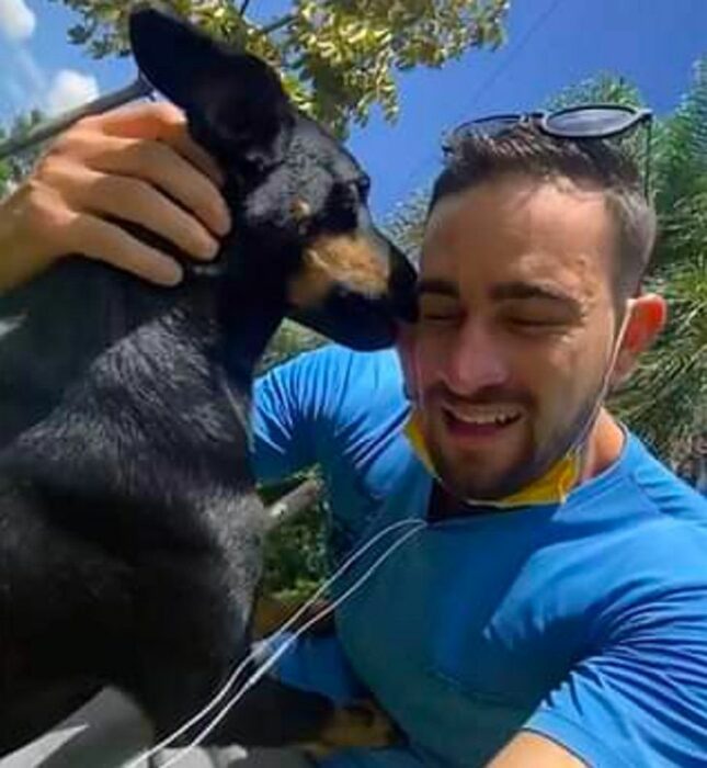 Hombre jugando junto a su perro en un parque