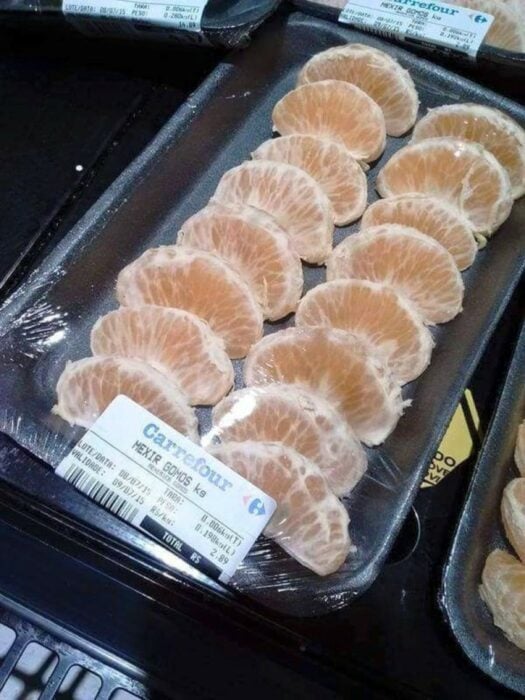 Naranjas envuelto en un envase de plástico 