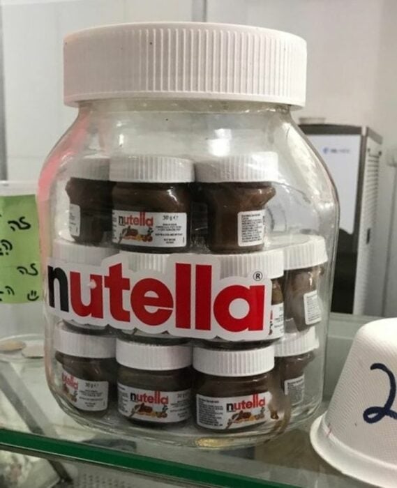 Nutellas pequeñas envuelto en un envase de plástico 