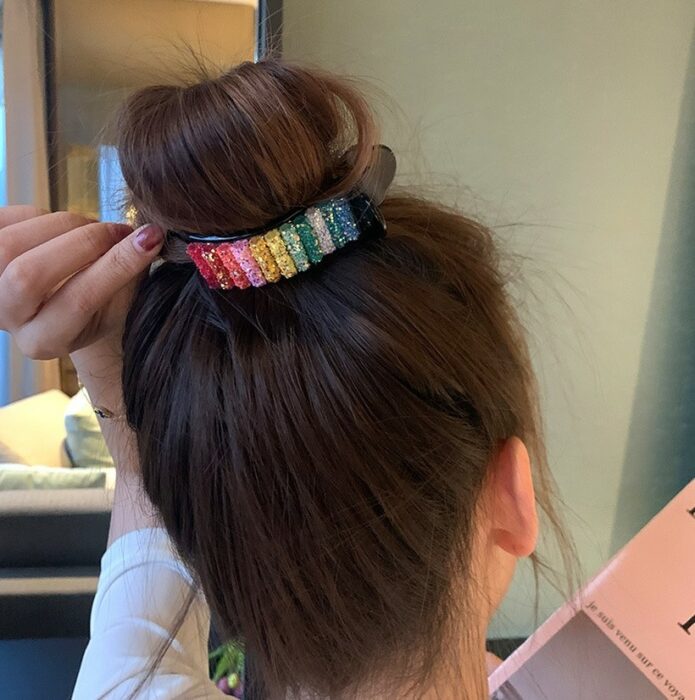 broche para cabello en forma de arcoíris ;13 Coloridos regalos para las chicas que aman los arcoíris