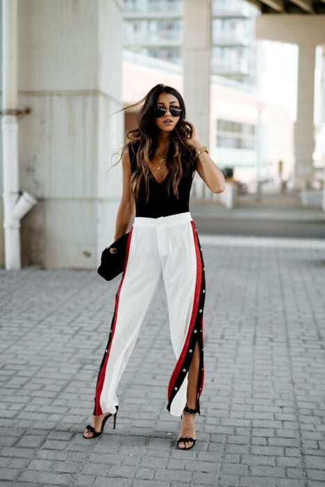 Chica usando un pants con top y tacones de sandalias 