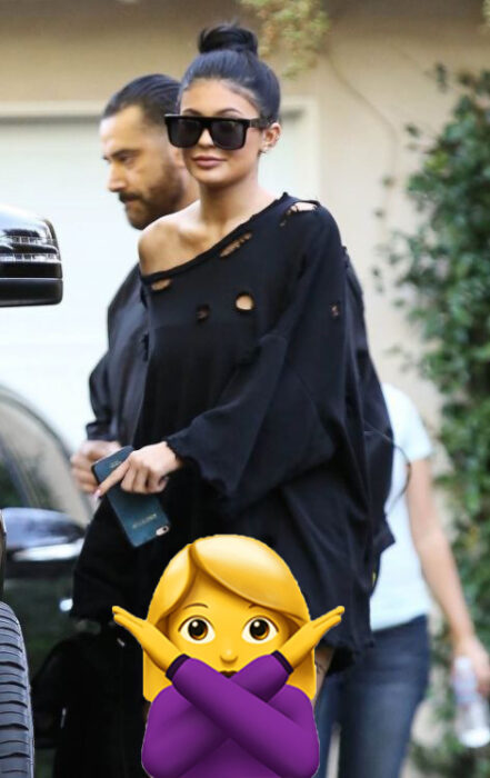  Kylie Jenner usando un suéter con diferentes hoyos 