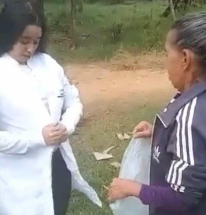 Chica llevando bata de veterinaria; Se viste como una veterinaria profesional y sorprende a su mamá con un nuevo triunfo