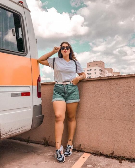 chica con short de mezclilla en tono verde ;15 Ideas para llevar usar short sin parecer que vas al gym