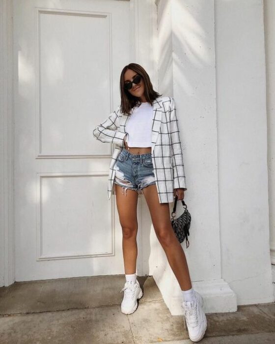 chica con short de mezclilla con blazer ;15 Ideas para llevar usar short sin parecer que vas al gym