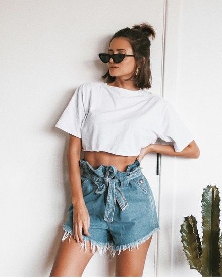 chica con playera blanca y short con moño ;15 Ideas para llevar usar short sin parecer que vas al gym