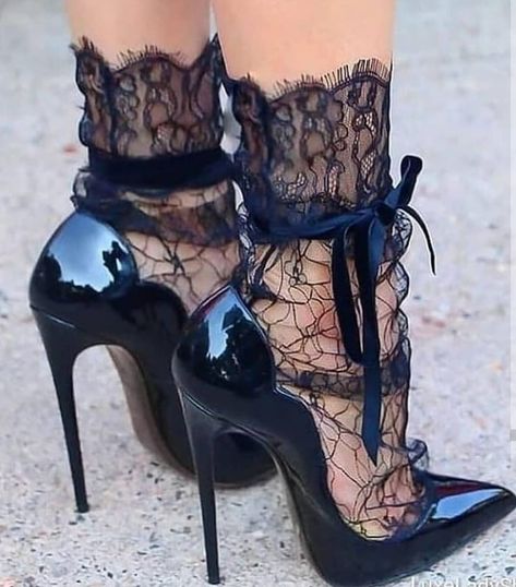 Zapatos de tacón con encaje en color negro